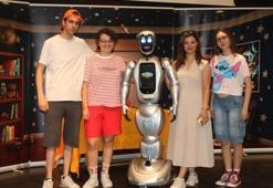 Yapay zeka destekli robot, çocuk tiyatrosunda sahneye çıktı