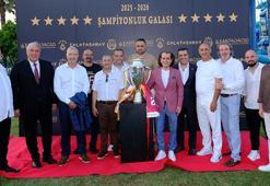 Galatasaray'ın 26'ncı şampiyonluğu Antalya'da kutlandı, Souness çimlere bayrak dikti