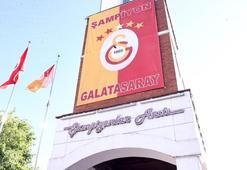 Büyükçekmece Şampiyonlar Anıtı'nda Galatasaray bayrağı göndere çekildi