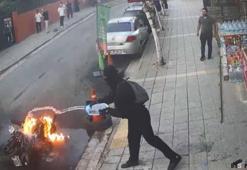 Küçükçekmece'de yanan motosiklete marketin önündeki su bidonlarıyla müdahale kamerada
