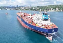 İDA saldırısında hasar alan petrol tankeri, 4 ay sonra İstanbul Boğazı'ndan geçti