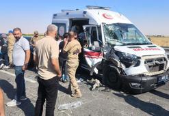 Zincirleme kazaya karışan ambulanstaki 2 sağlık çalışanı ile hasta yaralandı