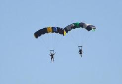 Erzincan'da sporcuların wingsuit ve base jump atlayışı nefes kesti
