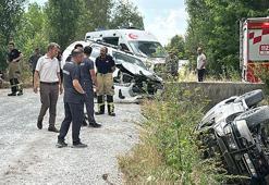 Kamyonetle çarpışan cip, su kanalına devrildi; 3 yaralı