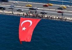 İstanbul Boğazı'ndaki köprülere Türk bayrağı asıldı