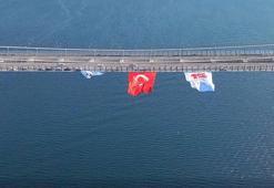 1915 Çanakkale Köprüsü’ne Türk bayrağı asıldı