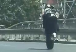 Esenyurt’ta motosikletlinin tek teker üzerinde tehlikeli yolculuğu kamerada