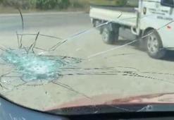 Hafriyat kamyonundan fırlayan taşın otomobilin camını kırdığı anlar kamerada