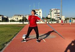 Enkazda ailesini ve kolunu kaybeden Meryem, 3 farklı branşta Türkiye şampiyonu oldu