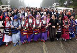 Trabzon'da süslü hayvanlar ve yöresel kıyafetlerle geleneksel yayla göçü