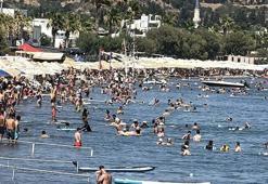 Bodrum’da sıcak havada turistlerin deniz keyfi