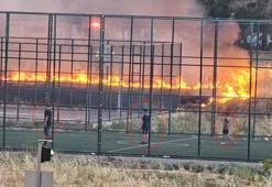 Yangına rağmen futbol oynamaya devam ettiler; o anlar kamerada