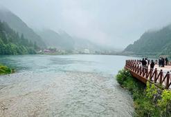 Uzungöl'de göle düşen turisti kurtarmak isteyen 2 kişi boğulma tehlikesi geçirdi; turistin cesedine ulaşıldı