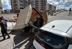 Kamyondan kopan 2,7 tonluk silindir yüklü römork, sürücü kursu aracına çarptı; 2 yaralı
