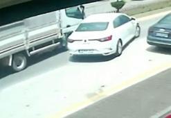 Otomobile kamyonetin çarptığı kaza kamerada