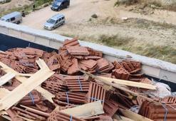 Bursa'da çatıda devrilen kiremitlerin altında kalan 2 işçi yaralandı