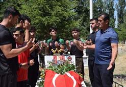 Şampiyon sporcular, şehit polis memurunun mezarına madalyalarını bırakıp, dua etti