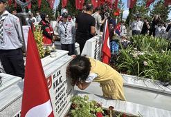 Hiç görmediği şehit dayısının mezar taşındaki fotoğrafını öptü