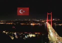 15 Temmuz Şehitler Köprüsü çevresinde dronlarla ışık gösterisi yapıldı