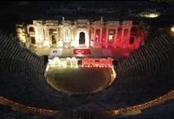 Pamukkale ve Hierapolis, 15 Temmuz'un 10'uncu yılında kırmızı-beyaz renklerle aydınlatıldı