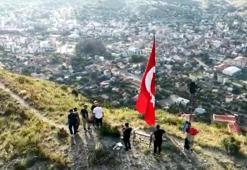 1600 rakımlı Stare Dağı’na tırmanıp, yıpranan bayrağı yenisiyle değiştirdiler