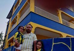 Fanatik Fenerbahçeli aile, yaşadıkları apartmanı sarı-laciverte boyadı