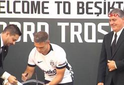 Leandro Trossard, 20 bin taraftarın önünde Beşiktaş'a imzayı attı