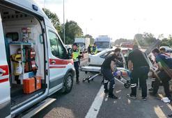 Anadolu Otoyolu'nda otomobil bariyere çarptı 3 yaralı