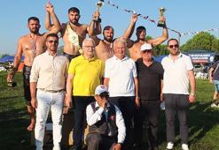 Burhaniye güreşlerinde Erkan Taş, başpehlivan oldu