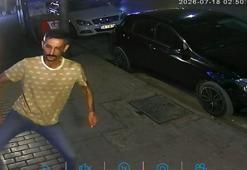 İş yerinin camını tekmeyle kıran şüpheliyi esnaf yakaladı; olay anı kamerada