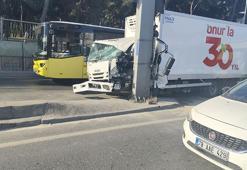 Bahçelievler D-100'de kamyonet direğe çarptı; şoför yaralandı