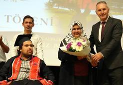Annesinin tekerlekli sandalyeyle okula getirip götürdüğü Abdulsamet, üniversiteyi dereceyle bitirdi