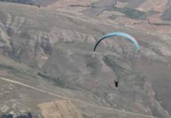 Kayalıklara düşen yamaç paraşütü pilotu öldü