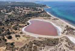 Çanakkale'de 'Kalpli Göl' pembeye büründü