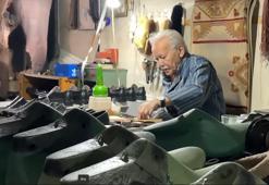 9 yaşında çırak olarak başladığı mesleğinde 63 yıldır ayakkabı tamir edip, üretiyor