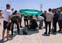 Yerdeki yaralı sürücüyü, ambulans gelene kadar plaj şemsiyesiyle güneşten korudular