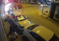 Trafik polisinin önünde motosiklet ile otomobil çarpıştı: O anlar kamerada