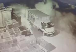 Kamyonetin traktöre ve bir tesisin duvarına çarptığı kaza kamerada: 1 ölü, 3 yaralı