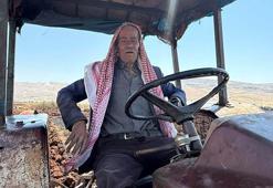 Hataylı çiftçi, 50 yıldır aynı traktörü kullanıyor