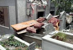 Avcılar’da 4 katlı binanın yıkımında mezarlara önlem: Süngerler amortisör görevi gördü