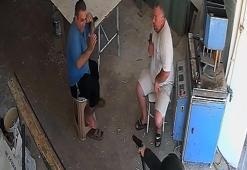 İş yerinde silahlı saldırıya uğrayan PVC ustası ağır yaralandı; o anlar kamerada
