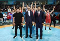 Bakan Bayraktar, 2. Büyük Güreş Festivali Minikler Şampiyonası’nda sporcularla bir araya geldi