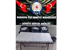 İzmir'de polisten kaçan şüphelinin terk ettiği otomobilde 118 bin sentetik hap ele geçirildi