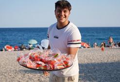 Plajda sıcaktan bunalana, 'karpuz sandviç' ikramı