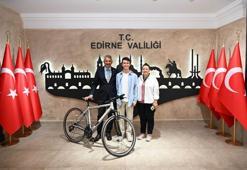 Edirne Valisi'nden çevreci Aras'a bisiklet hediyesi