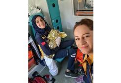 Hastaneye giderken ambulansta doğum yaptı