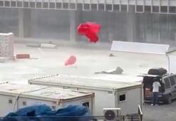 Avcılar'da fırtına nedeniyle ağaçlar devrildi, çatılardan parçalar uçtu