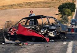 Çarpışan otomobillerden biri alev aldı: 1 ölü, 2 yaralı