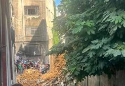 Beyoğlu'nda 2 katlı metruk binadaki kısmi çökme kamerada