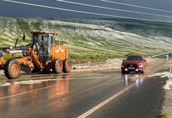 Ardahan-Göle yolu dolu nedeniyle geçici süre ulaşıma kapandı